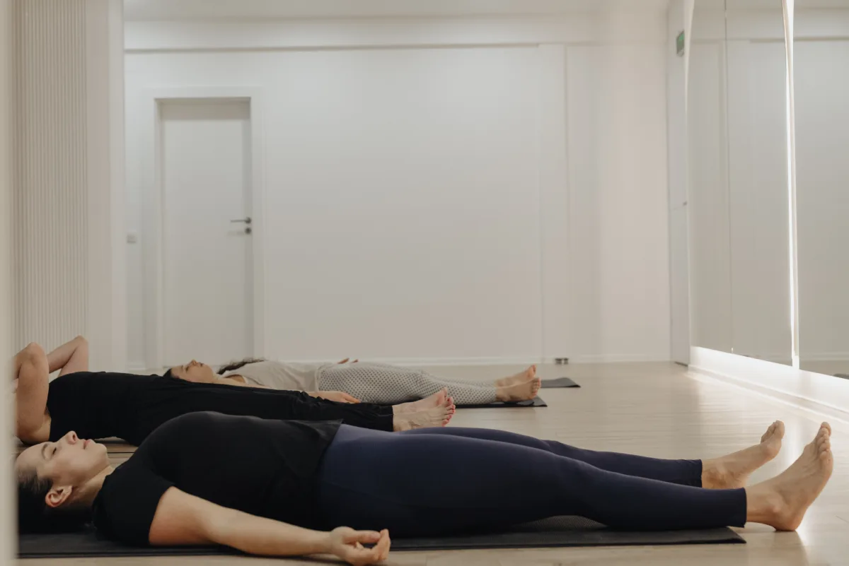 Savasana în studio — moment de relaxare și recuperare pe saltele